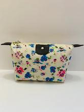 Load image into Gallery viewer, 9ct Gold Oval Sapphire And Diamond Cluster Ring - 7pts - D6708-O
